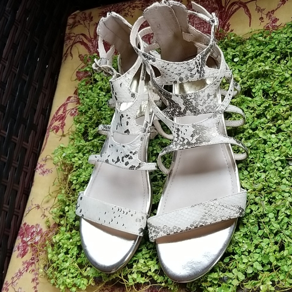 VINCE Camuto Buckles  Cream Laser Leather  Strappy Zips Up Ankle Sandals 8.5 EUC - Picture 3 of 11